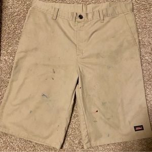 A pair of Dickies shorts for men. Size 36! We’re used to paint & unique look!